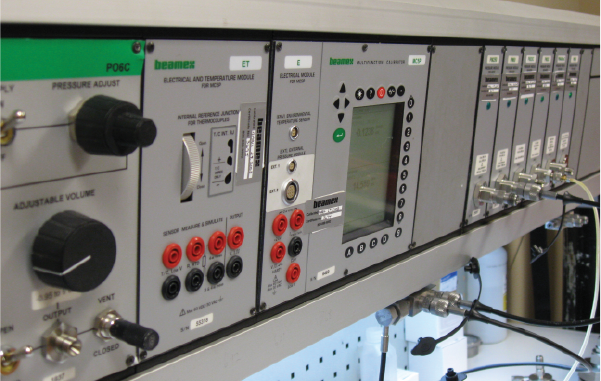 Photo of a calibration bench for pressure instrumentation